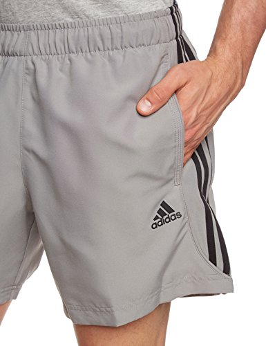 adidas ESS 3S Chelsea - Pantalón corto para hombre, color gris / negro, talla M