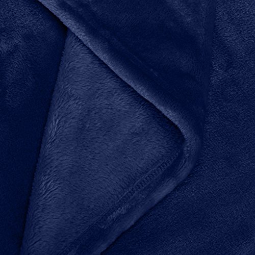 AmazonBasics - Manta, de suave felpa - 168 x 229cm - azul marino