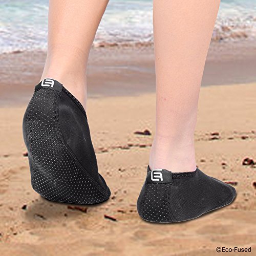 Calcetines de Agua para Mujeres – Extra Cómodos – Protege contra la Arena, Agua fría/Caliente, UV, Rocas/guijarros – Calzado fácil para Nadar, Voleibol de Playa, Snorkel, Vela, Surf