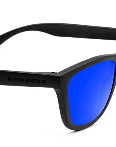 HAWKERS Gafas de Sol ONE Carbon Black, para Hombre y Mujer, con Montura Negra Mate y Lente Azul Efecto Espejo, Protección UV400
