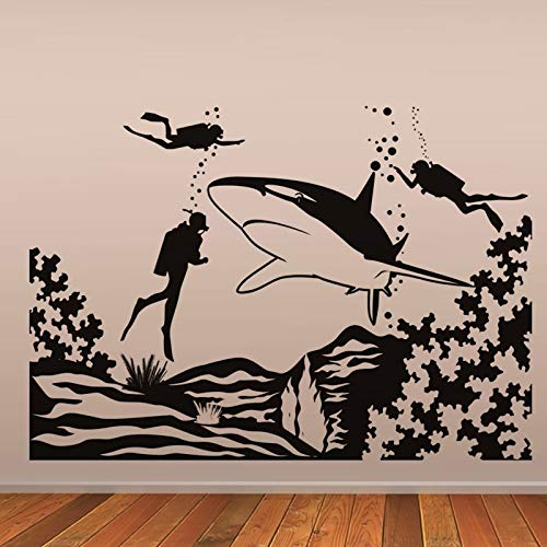 HNXDP Tres submarinistas y tiburones Pegatinas de pared Paisaje de fondos marinos Tatuajes de pared Decoración para el hogar Arte de la pared Murales Sala de estar Decoración del dormitorio 58cmx40cm