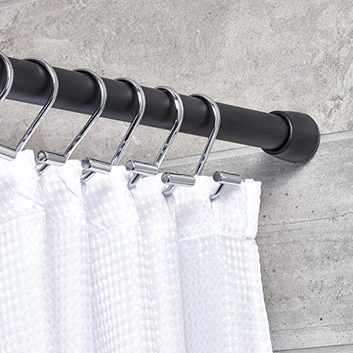 iDesign Barra para cortinas de ducha, soporte para cortinas de baño de tamaño mediano y de metal, barra telescópica extensible para instalar sin taladro, negro mate
