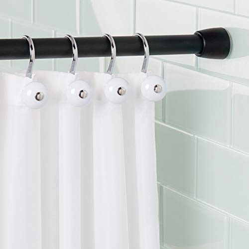 iDesign Barra para cortinas de ducha, soporte para cortinas de baño de tamaño mediano y de metal, barra telescópica extensible para instalar sin taladro, negro mate
