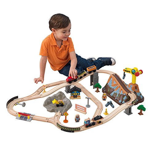 KidKraft- Bucket Top Juego de tren con vía de madera para niños, vía clásica con grúa y accesorios incluidos (61 piezas) (17805)