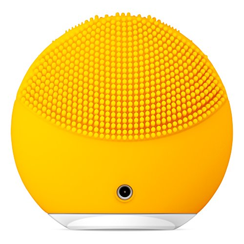 LUNA mini 2 de FOREO es el limpiador facial con modo anti-edad. Un cepillo facial sónico de silicona, para todo tipo de piel |Sunflower Yellow| Recargable a través USB