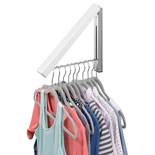 mDesign Colgador de ropa abatible para tendedero – Escuadra metálica para prendas que se van a enviar a la tintorería – Perchero de pared plegable con barra para colgar perchas de ropa – blanco