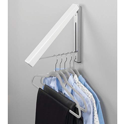 mDesign Colgador de ropa abatible para tendedero – Escuadra metálica para prendas que se van a enviar a la tintorería – Perchero de pared plegable con barra para colgar perchas de ropa – blanco