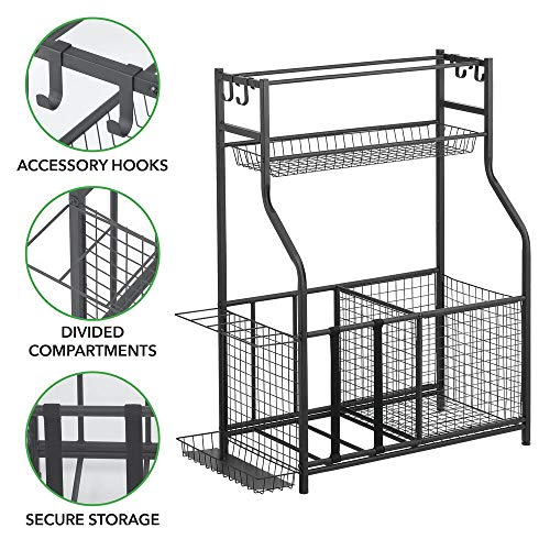 mDesign Mueble auxiliar para material deportivo – Versátil guarda pelotas con 4 ganchos, 3 cestas, y soportes para balones y raquetas – Estantería metálica de pie para garaje, sótano, etc. – negro