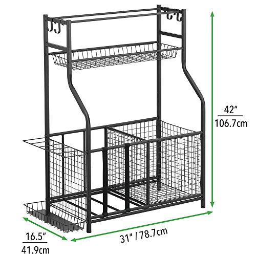 mDesign Mueble auxiliar para material deportivo – Versátil guarda pelotas con 4 ganchos, 3 cestas, y soportes para balones y raquetas – Estantería metálica de pie para garaje, sótano, etc. – negro