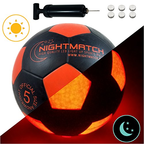 NIGHTMATCH Balón de Fútbol Ilumina Incl. Bomba de balón - LED Interior se Enciende Cuando se patea – Brilla en la Oscuridad - Tamaño 5 - Tamaño y Peso Oficial Negro/Naranja