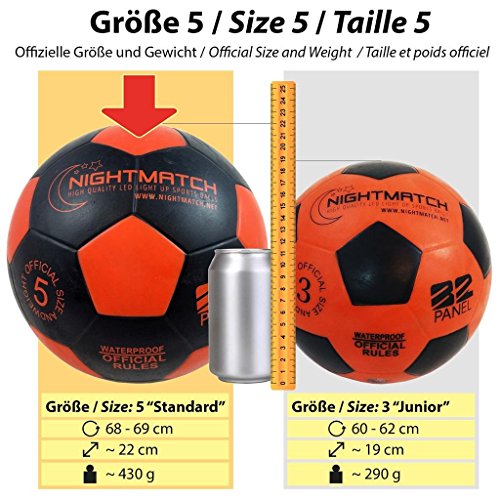 NIGHTMATCH Balón de Fútbol Ilumina Incl. Bomba de balón - LED Interior se Enciende Cuando se patea – Brilla en la Oscuridad - Tamaño 5 - Tamaño y Peso Oficial Negro/Naranja