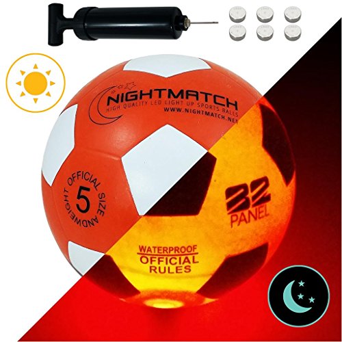 NIGHTMATCH Balón de Fútbol Ilumina Incl. Bomba de balón - LED Interior se Enciende Cuando se patea – Brilla en la Oscuridad - Tamaño 5 - Tamaño y Peso Oficial Naranja/Blanco
