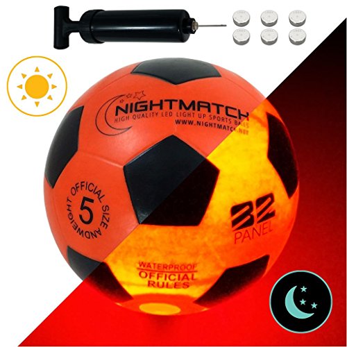 NIGHTMATCH Balón de Fútbol Ilumina Incl. Bomba de balón - LED Interior se Enciende Cuando se patea – Brilla en la Oscuridad - Tamaño 5 - Tamaño y Peso Oficial Naranja/Negro